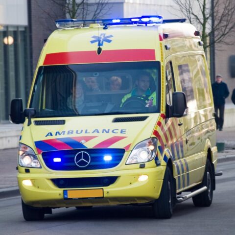 Man gewond bij woningbrand in Rijsbergen; per ambulance onder politie-escorte afgevoerd