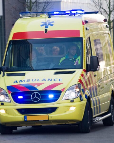 Man gewond bij woningbrand in Rijsbergen; per ambulance onder politie-escorte afgevoerd