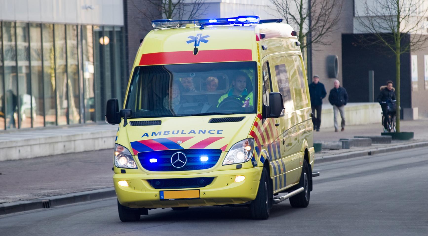 Man gewond bij woningbrand in Rijsbergen; per ambulance onder politie-escorte afgevoerd