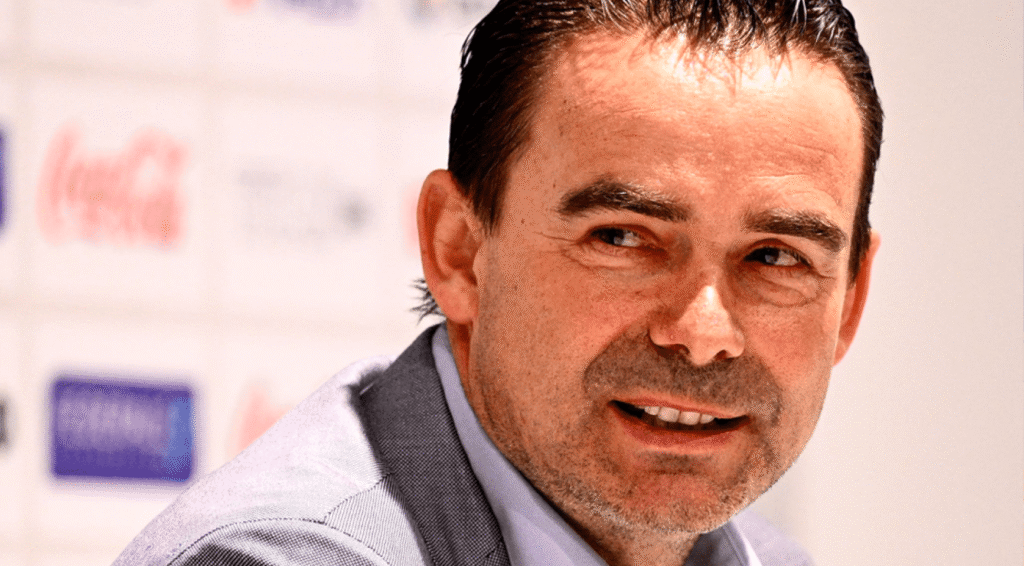 Marc Overmars neemt zijn functie als technisch directeur bij Royal Antwerp per direct neer om gezondheidsredenen