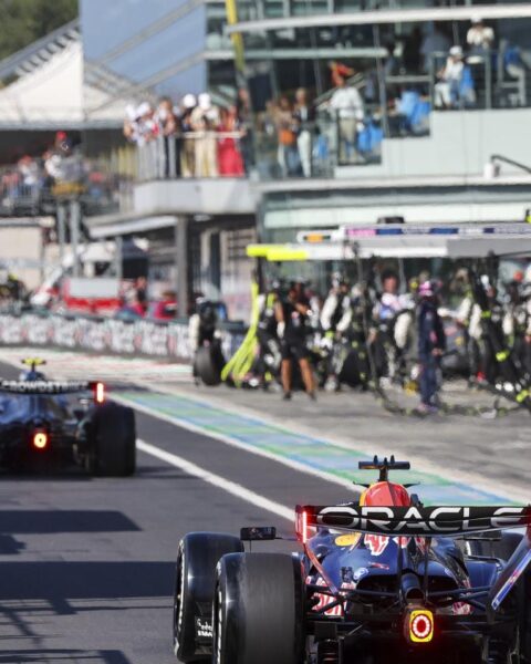 Max Verstappen eindigt als derde in Italiaanse Grand Prix; Mercedes-coureurs nemen de eerste twee plaatsen in