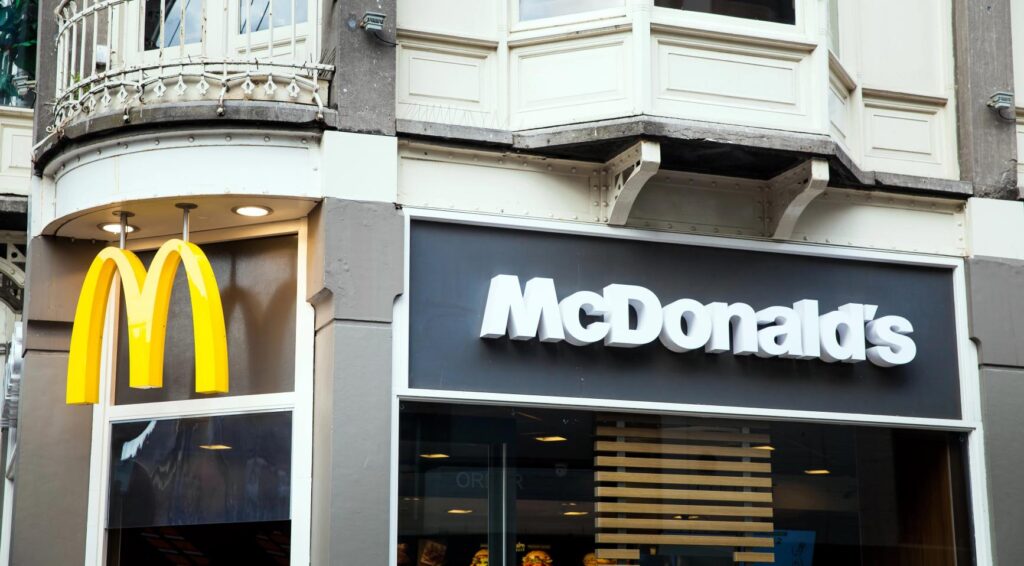 McDonald's moet uiterlijk 5 januari stoppen met verstrekken van plastic bekers aan bezoekers
