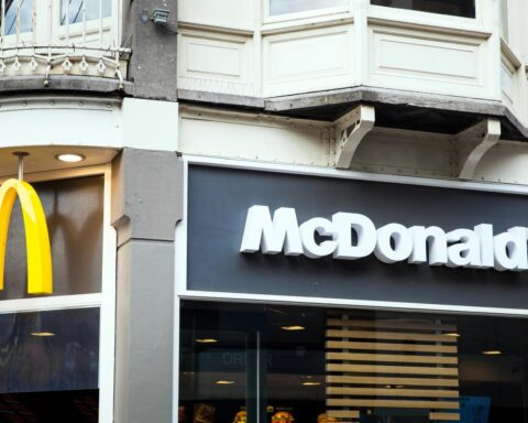 McDonald's moet uiterlijk 5 januari stoppen met verstrekken van plastic bekers aan bezoekers