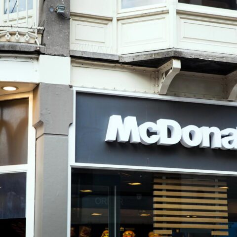 McDonald's moet uiterlijk 5 januari stoppen met verstrekken van plastic bekers aan bezoekers