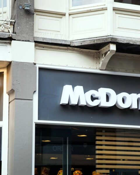 McDonald's moet uiterlijk 5 januari stoppen met verstrekken van plastic bekers aan bezoekers