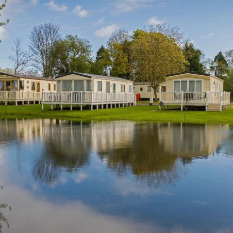 Meer steden laten mensen permanent wonen in vakantieparken door woningcrisis