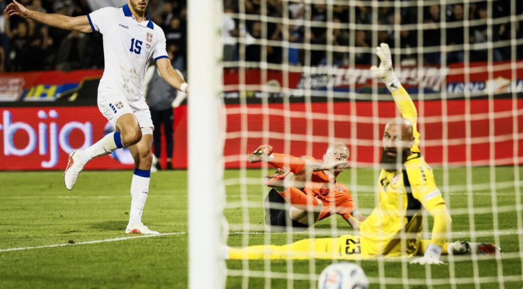 Mexx Meerdink scoort tweemaal terwijl Oranje Serbia verslaat met 2-1 bij Xavi's eerste zege