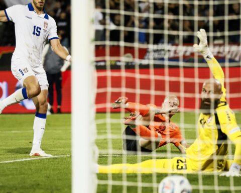 Mexx Meerdink scoort tweemaal terwijl Oranje Serbia verslaat met 2-1 bij Xavi's eerste zege