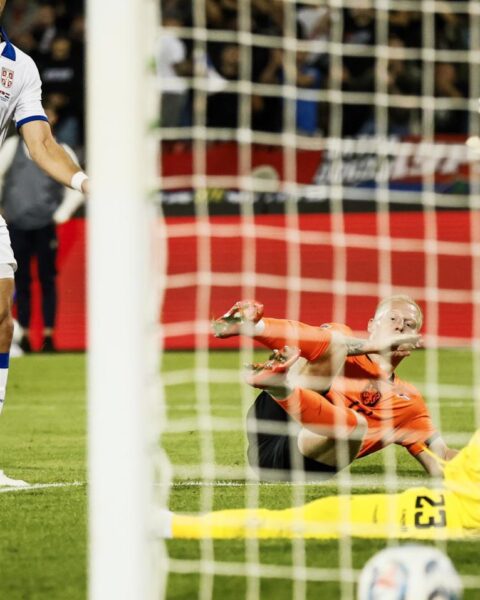 Mexx Meerdink scoort tweemaal terwijl Oranje Serbia verslaat met 2-1 bij Xavi's eerste zege