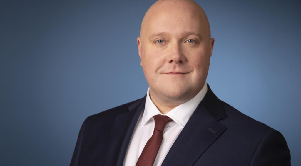 Minister Aartsen vindt financiering voor programma om mensen met recht op uitkeringen te benaderen