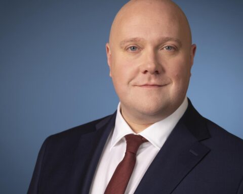 Minister Aartsen vindt financiering voor programma om mensen met recht op uitkeringen te benaderen
