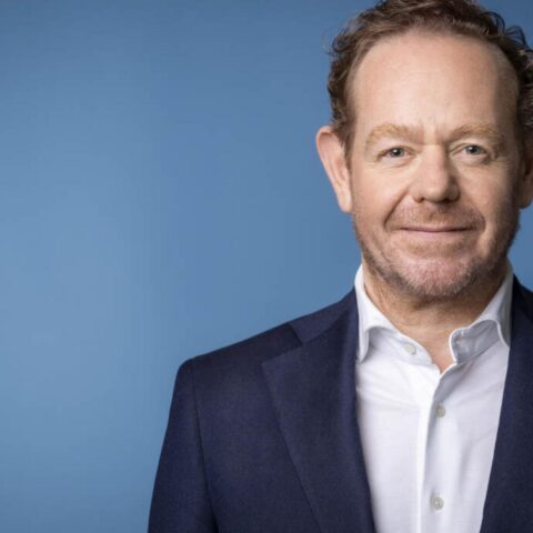 Minister van Justitie verontschuldigt zich voor uitspraak over niet-onderzochte misdaden; haalt motie van wantrouwen niet.