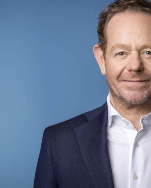 Minister van Justitie verontschuldigt zich voor uitspraak over niet-onderzochte misdaden; haalt motie van wantrouwen niet.