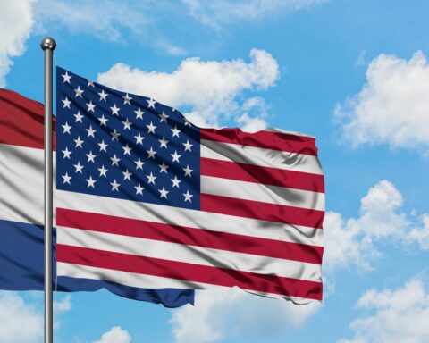 Nederlandse ministers herdenken 9/11-aanslagen bij de Amerikaanse ambassade in Den Haag