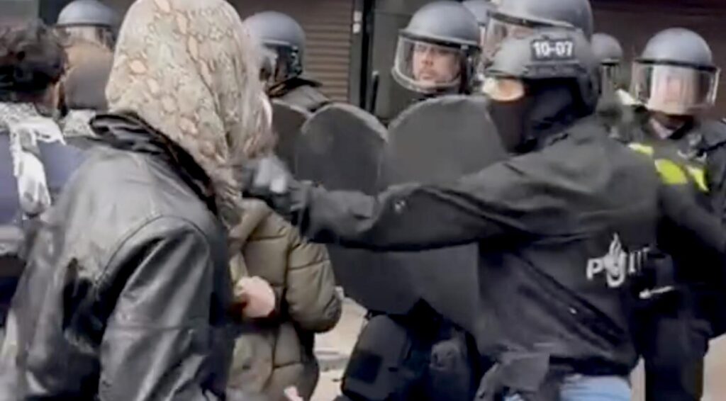 Nederlandse regering stelt plan om gezichtsbedekkende kleding op protesten te verbieden uit