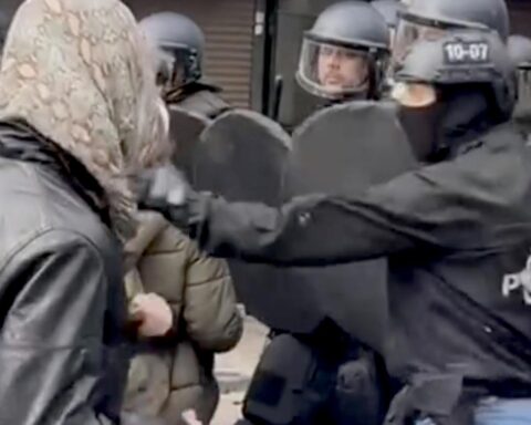 Nederlandse regering stelt plan om gezichtsbedekkende kleding op protesten te verbieden uit