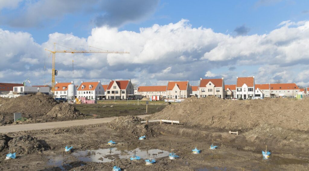 Nederlandse regering versnelt woningbouw op vijf nieuwe locaties zonder extra geld voor wegen