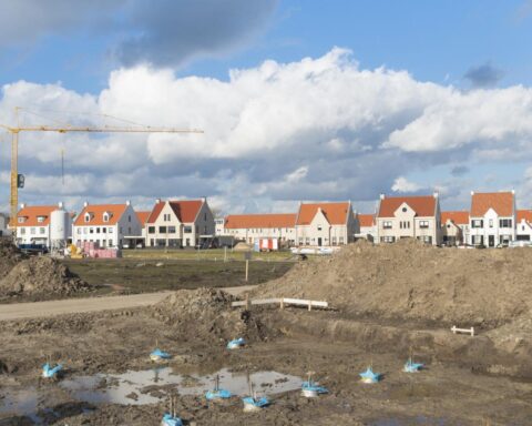 Nederlandse regering versnelt woningbouw op vijf nieuwe locaties zonder extra geld voor wegen