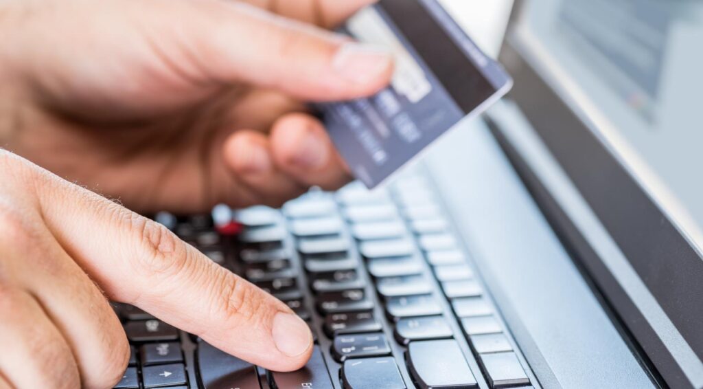 Nederlandse shoppers besteden voor het eerst minder per bestelling sinds de Covid-19-pandemie