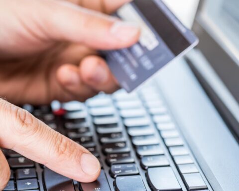 Nederlandse shoppers besteden voor het eerst minder per bestelling sinds de Covid-19-pandemie
