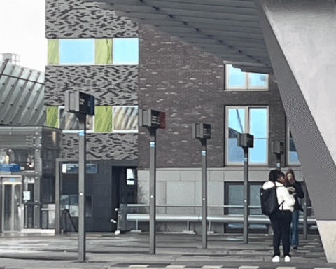 Normale spitsdrukte ondanks openbaar vervoerstaking; sloep vaart Amsterdams kinderen naar school
