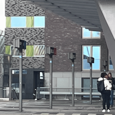 Normale spitsdrukte ondanks openbaar vervoerstaking; sloep vaart Amsterdams kinderen naar school