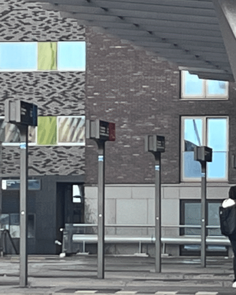 Normale spitsdrukte ondanks openbaar vervoerstaking; sloep vaart Amsterdams kinderen naar school