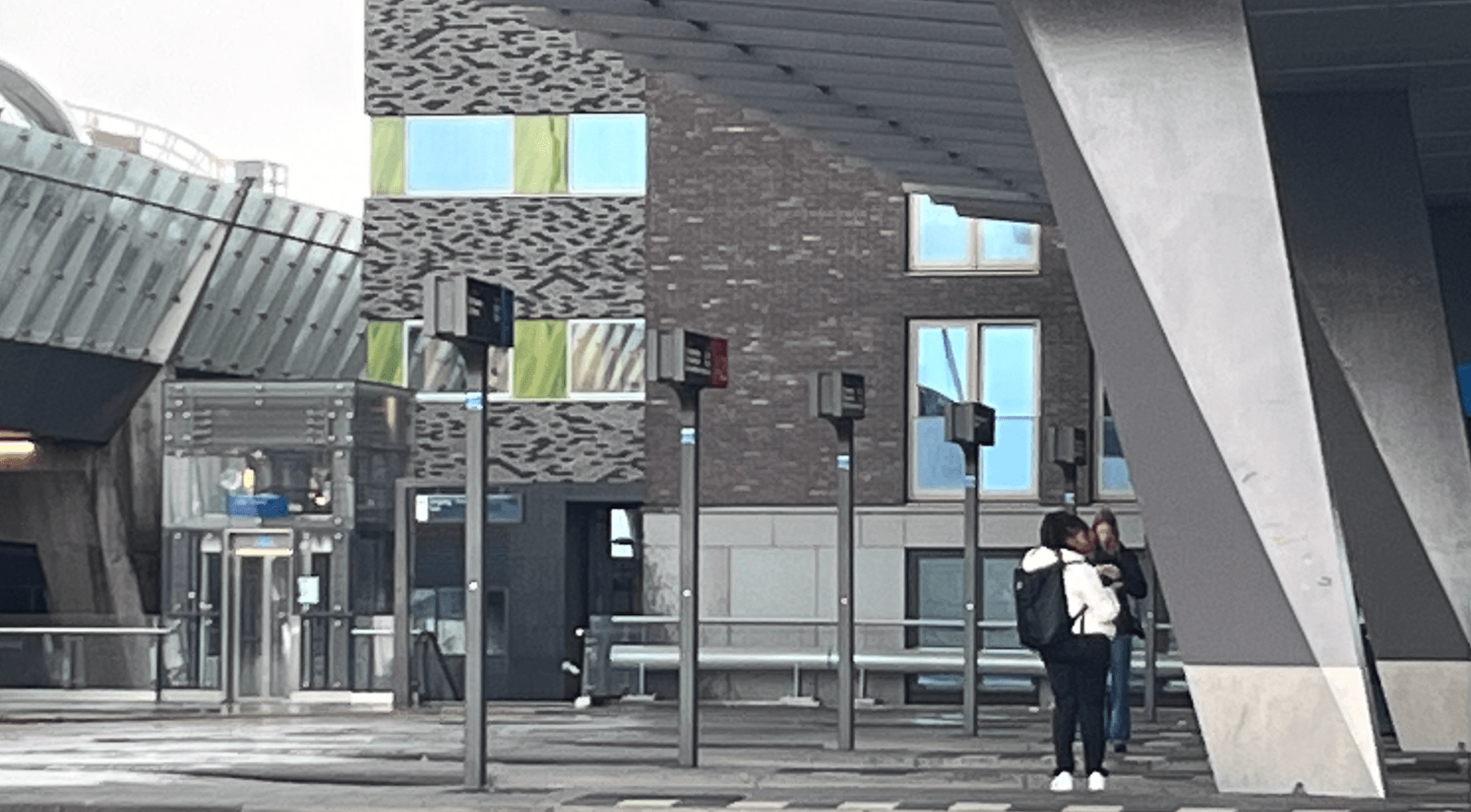 Normale spitsdrukte ondanks openbaar vervoerstaking; sloep vaart Amsterdams kinderen naar school