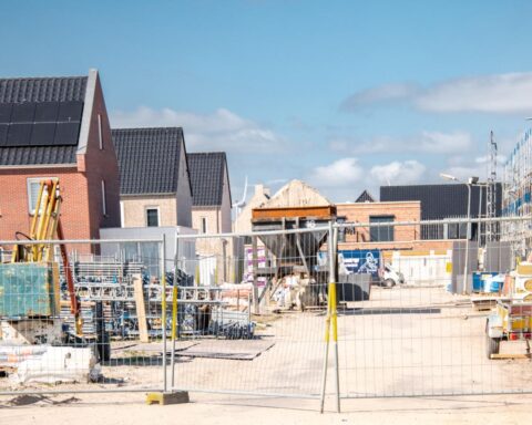 Ongeveer 1.300 bouwprojecten in Nederland staan stil door schorsing van inspecteur