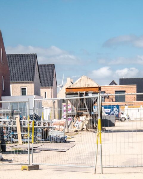 Ongeveer 1.300 bouwprojecten in Nederland staan stil door schorsing van inspecteur