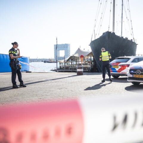 Openbaar ministerie bevestigt dat gevangenisbewaarder op terras in Amsterdam de schutter kende