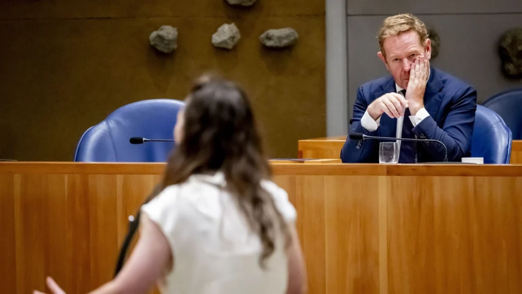 Oppositie bekritiseert VVD-minister Van Weel in debat over onbehandelde aangiften