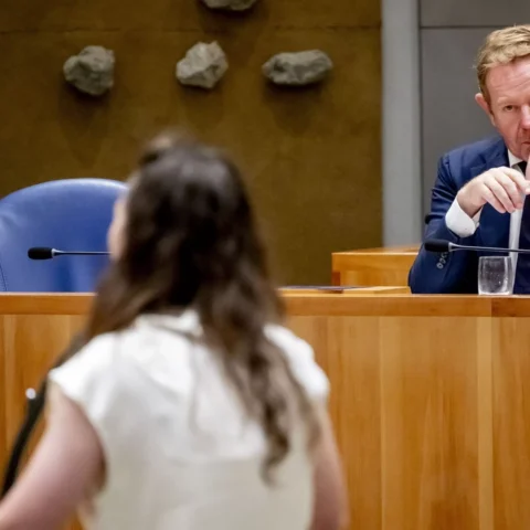 Oppositie bekritiseert VVD-minister Van Weel in debat over onbehandelde aangiften