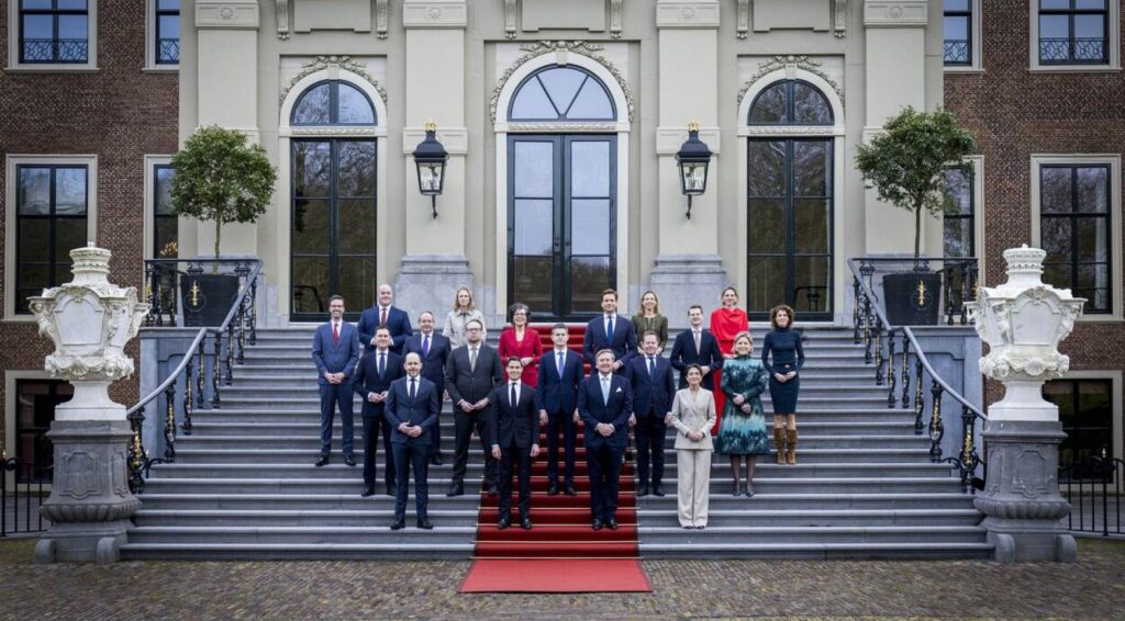Oppositiepartijen Pro en JA21 bekritiseren begrotingsplannen kabinet; oproep aan regering om keuzes te maken