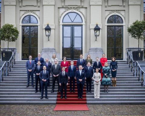 Oppositiepartijen Pro en JA21 bekritiseren begrotingsplannen kabinet; oproep aan regering om keuzes te maken