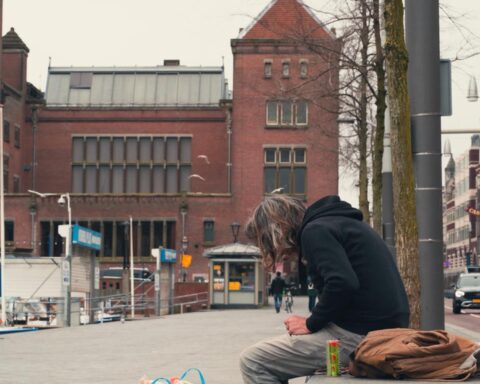 Ouders van voetbalkinderen in Amsterdam-West eisen actie na overlast van cliënten van daklozenopvang