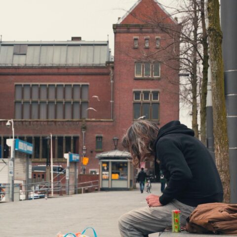 Ouders van voetbalkinderen in Amsterdam-West eisen actie na overlast van cliënten van daklozenopvang
