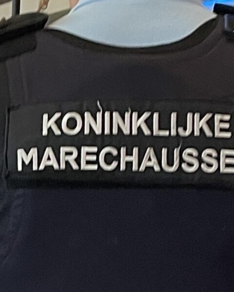 Politie arresteert 18-jarige met geladen vuurwapen op Schiphol