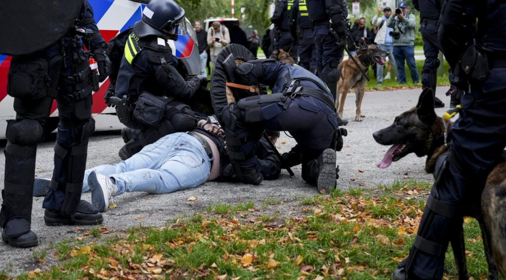 Politie arresteert 24 tijdens gewelddadig rechts-extremistisch protest in Den Haag