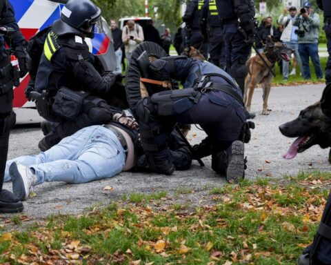 Politie laat 24 verdachten vrij na extreemrechtse rellen in Den Haag; 3 journalisten aangevallen