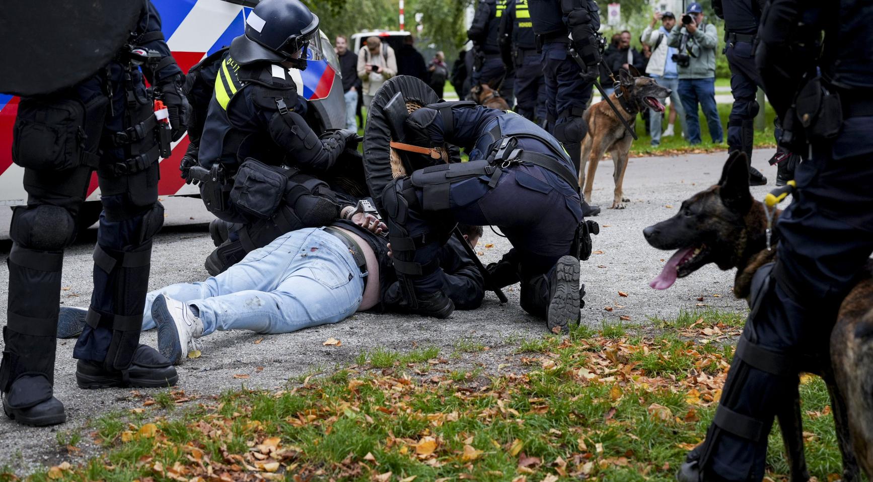 Politie laat 24 verdachten vrij na extreemrechtse rellen in Den Haag; 3 journalisten aangevallen