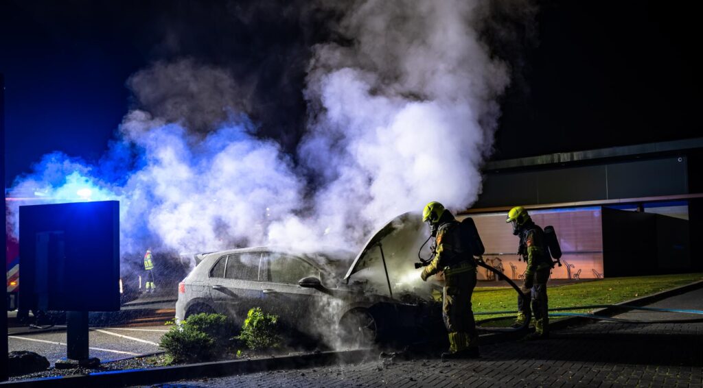 Politieachtervolging bereikt 250 km/u voor brandende crash bij McDonald’s in Udenhout