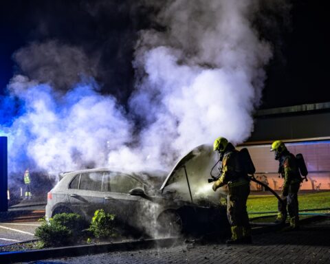 Politieachtervolging bereikt 250 km/u voor brandende crash bij McDonald’s in Udenhout