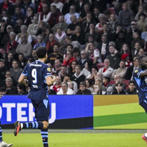 PSV wint eerste topper van Eredivisie-seizoen met 3-1 tegen Ajax in Amsterdam