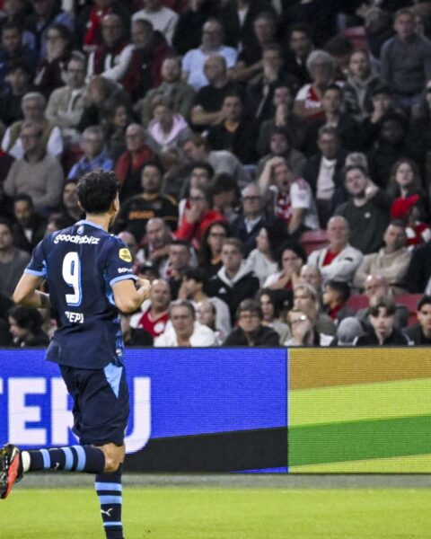 PSV wint eerste topper van Eredivisie-seizoen met 3-1 tegen Ajax in Amsterdam