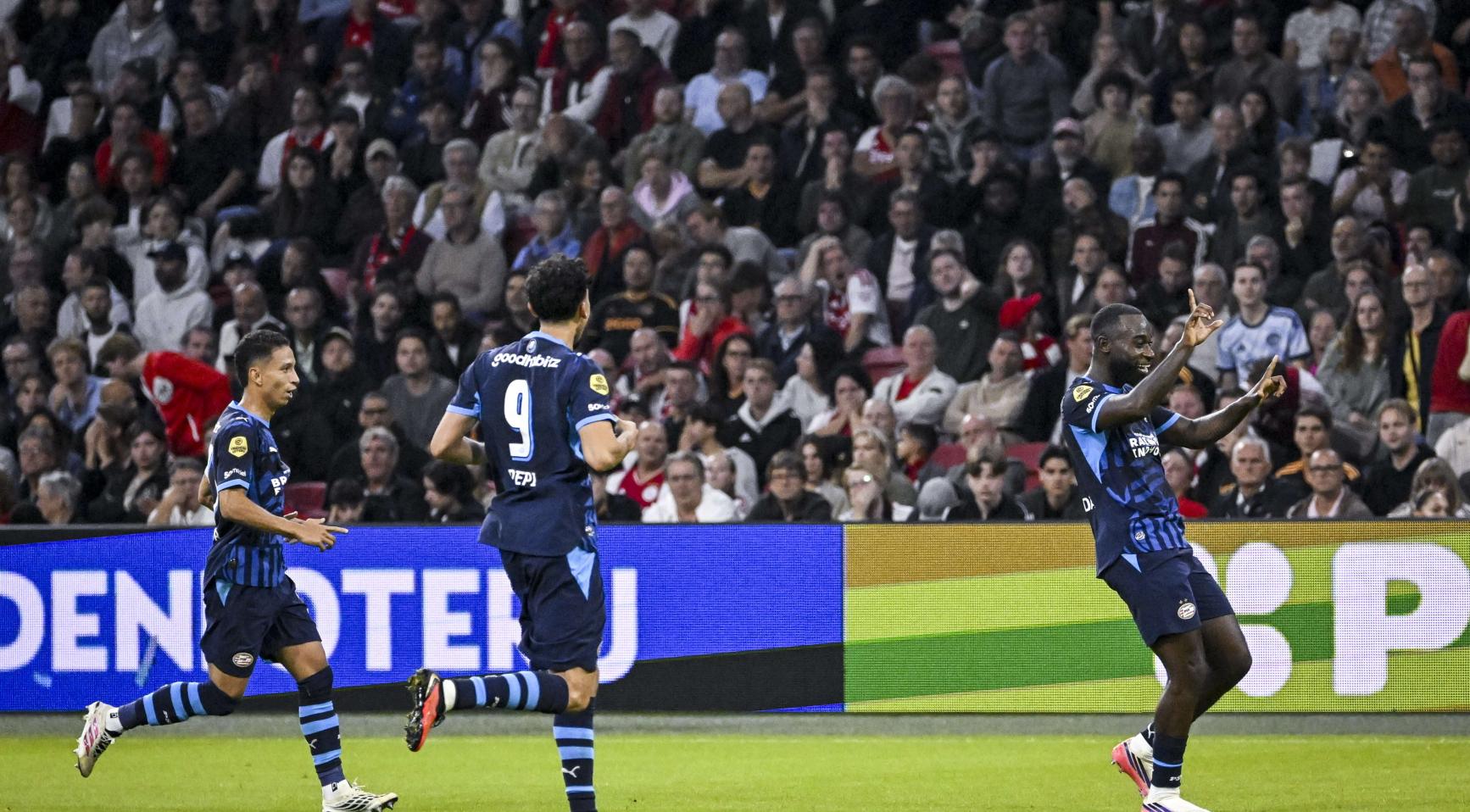 PSV wint eerste topper van Eredivisie-seizoen met 3-1 tegen Ajax in Amsterdam