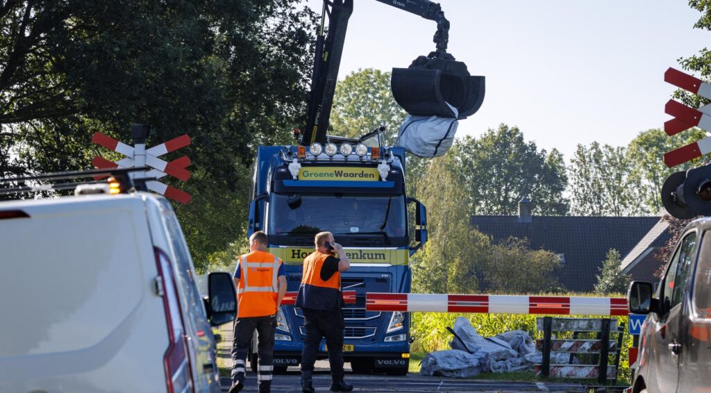 Rail sabotage: lange buizen vastgebonden aan spoor bij Steenwijk, trein botsing zonder gewonden