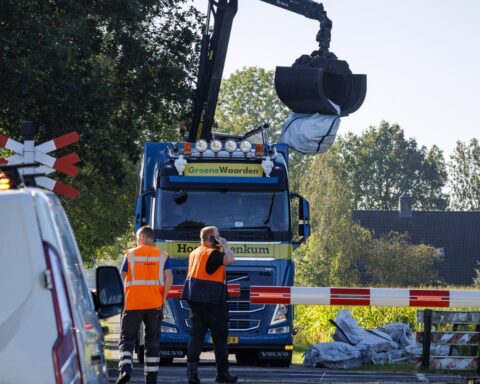 Rail sabotage: lange buizen vastgebonden aan spoor bij Steenwijk, trein botsing zonder gewonden