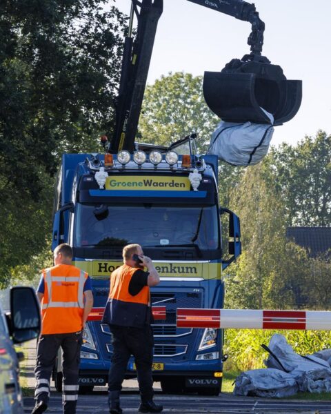 Rail sabotage: lange buizen vastgebonden aan spoor bij Steenwijk, trein botsing zonder gewonden