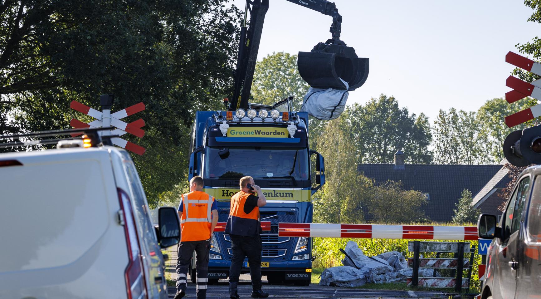 Rail sabotage: lange buizen vastgebonden aan spoor bij Steenwijk, trein botsing zonder gewonden